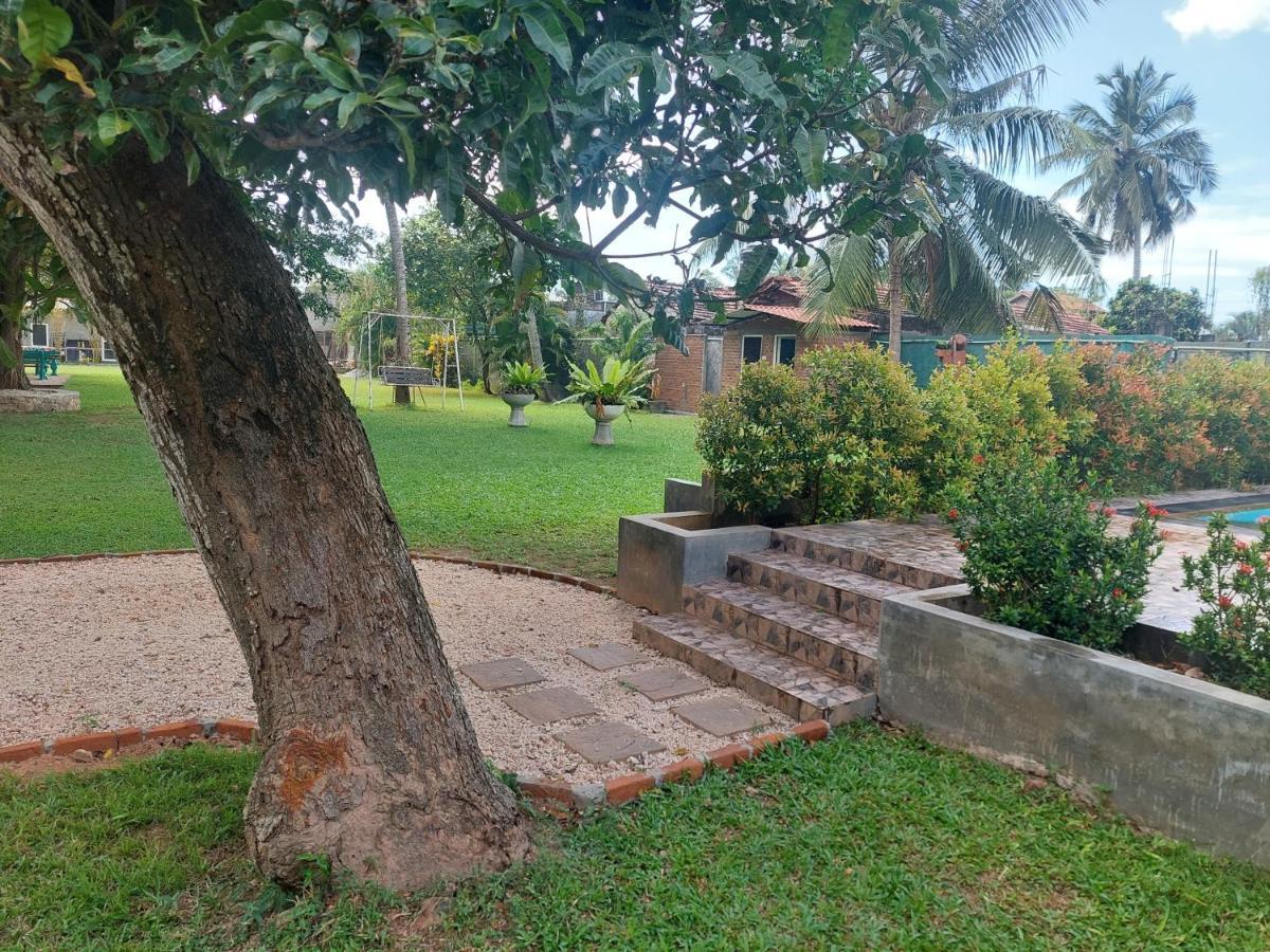 Green Light Holiday Village Negombo Extérieur photo
